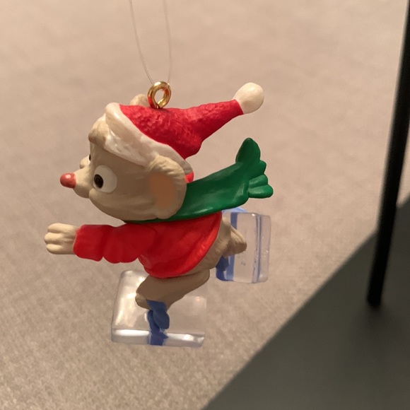 Hallmark Keepsake Ornament ON THE ICE 1995 in Original Box - Picture 5 of 8